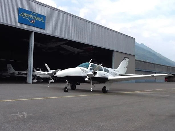 Baron B55   Beechcraft 1968 .