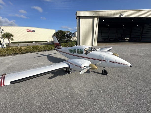 Piper AZTEC F 1980 .