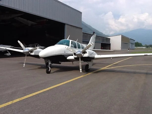 Baron B55   Beechcraft 1968 .