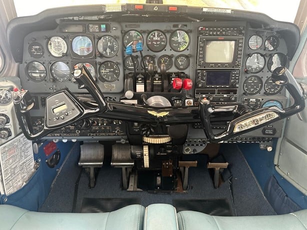 Baron B55   Beechcraft 1968 .