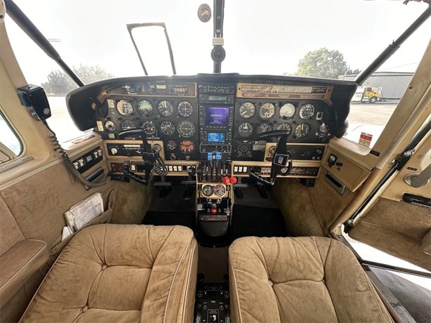 Piper AZTEC F 1980 .