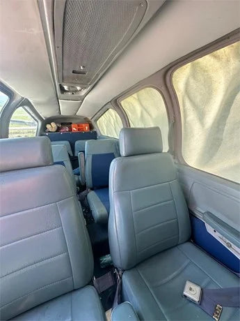 Baron B55   Beechcraft 1968 .