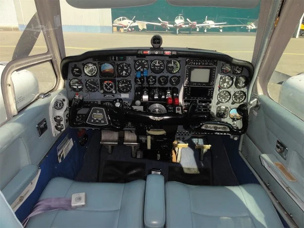 Baron B55   Beechcraft 1968 .