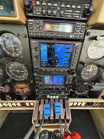 Piper AZTEC F 1980 .