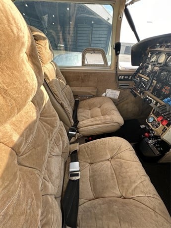 Piper AZTEC F 1980 .