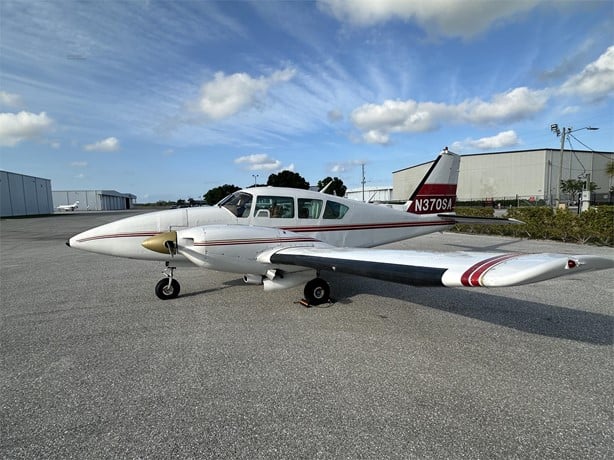 Piper AZTEC F 1980 .